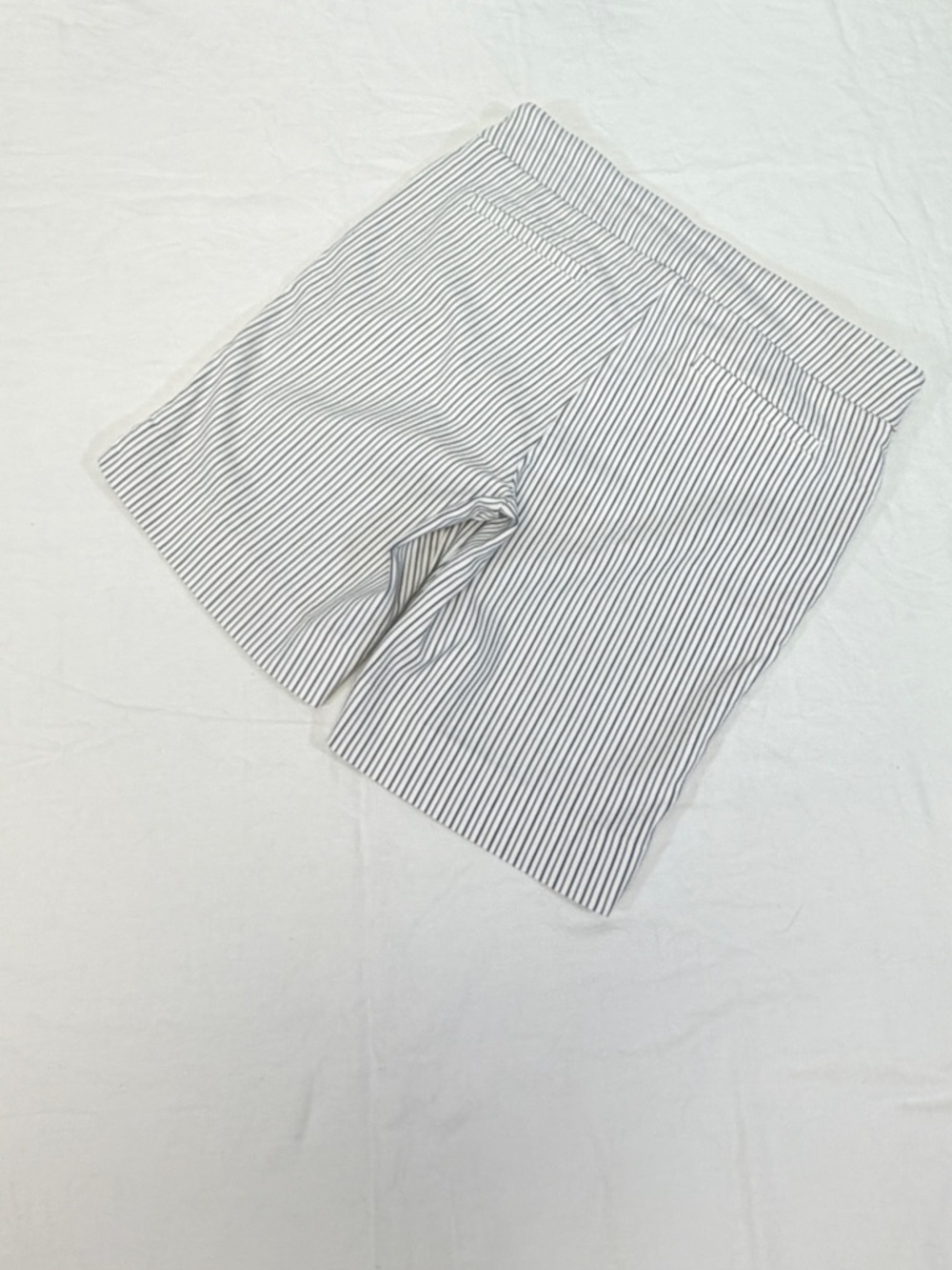 Hilary Radley Pinstripe Pull On Bermuda Shorts L Stretch White Blue - Picture 7 of 9